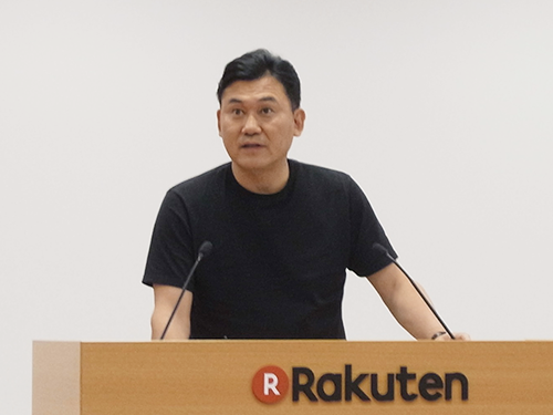 決算説明会で話す三木谷社長